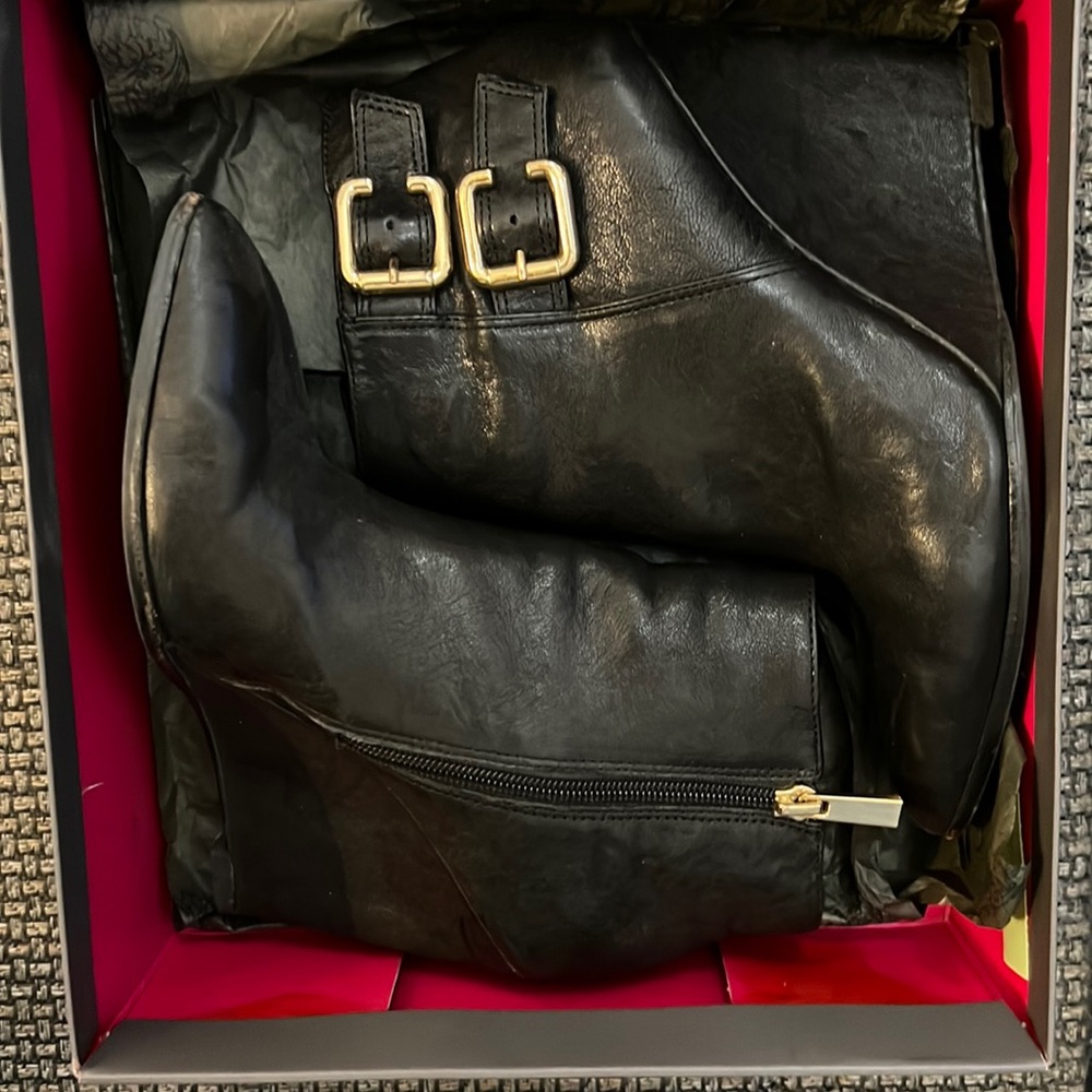 Vince Camuto wedge bootie size 8 black leather upper